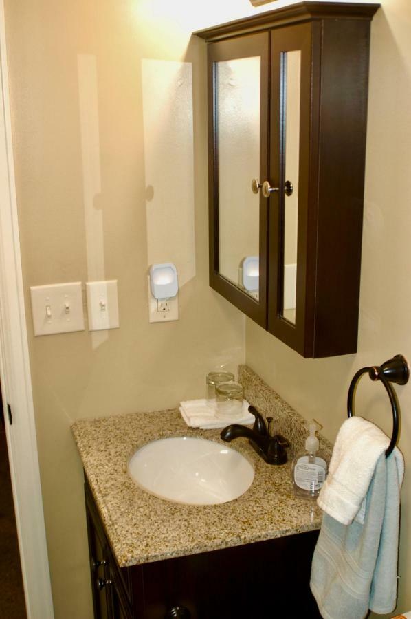 Blue Bear Den 3Br 2Ba Dtc Private Apt Hot Tub Экстерьер фото